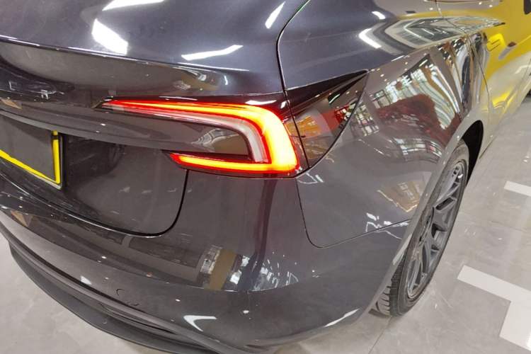 Used Tesla Model 3 2025 Rear-Wheel-Drive Version Exterior 3