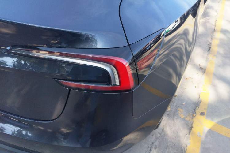 Used Tesla Model 3 2025 Rear-Wheel-Drive Version Exterior 6