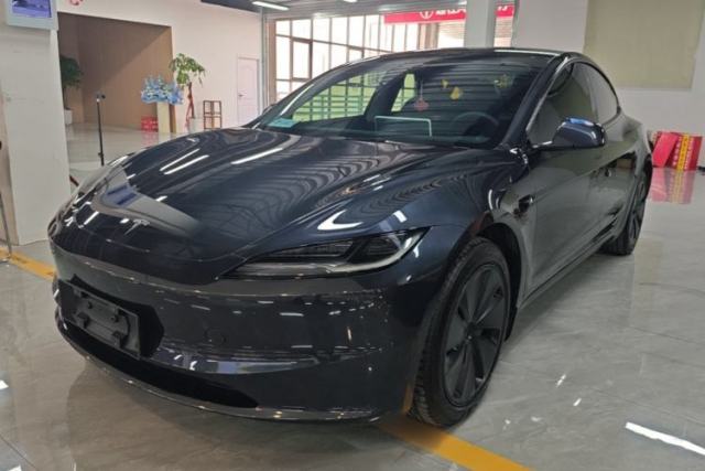 Używany Tesla Model 3 2025 Rear-Wheel-Drive Version