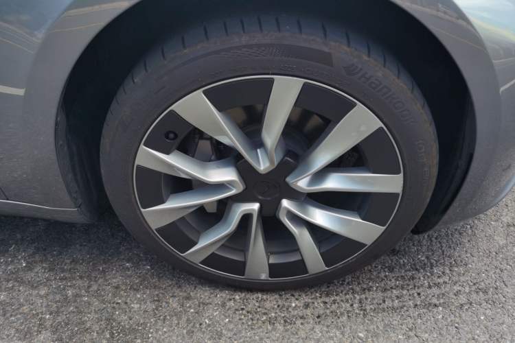 Used Tesla Model 3 2025 Model Revised Long-Range Rear-Wheel-Drive Version Right Front Wheel Hub