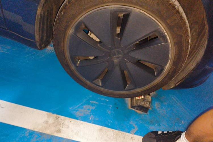 Used Tesla Model 3 2025 Rear-Wheel-Drive Version Right Front Wheel Hub