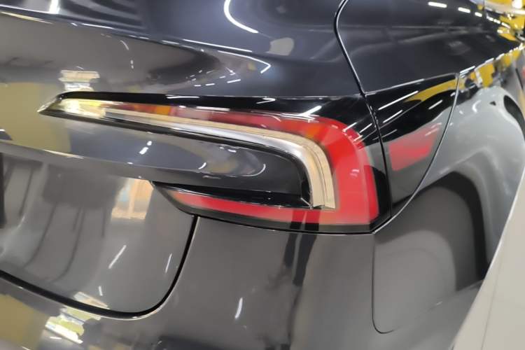 Used Tesla Model 3 2025 Long-Range All-Wheel-Drive Version Right Rear Taillight