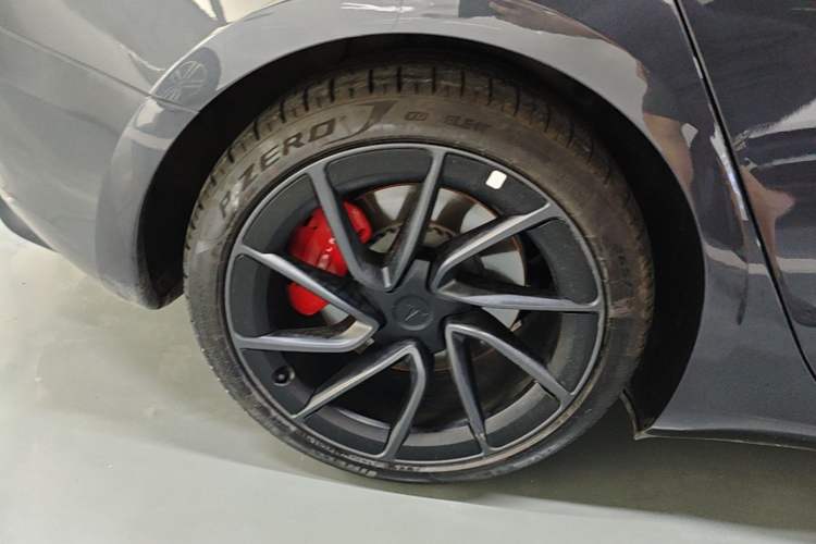 Used Tesla Model 3 2025 Model High-Performance All-Wheel-Drive Version Right Rear Wheel Hub