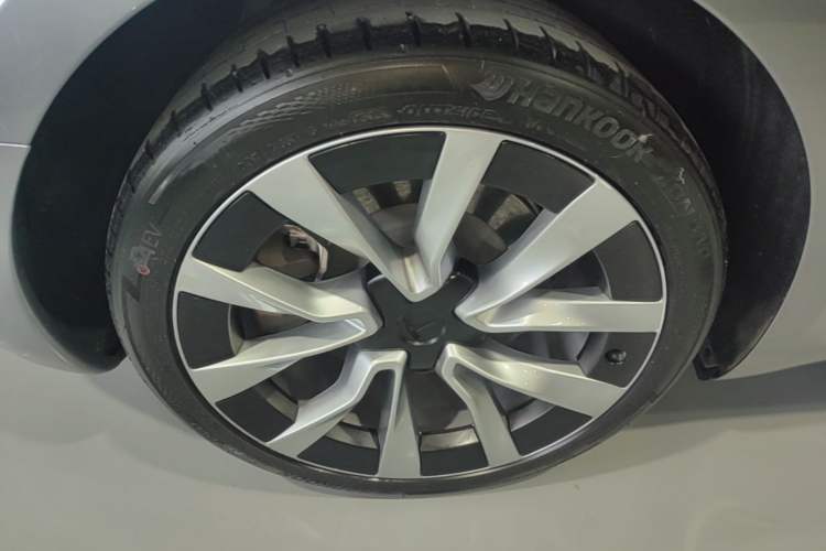 Used Tesla Model 3 2025 Rear-Wheel-Drive Version Right Rear Wheel Hub