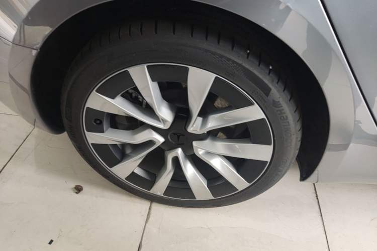 Used Tesla Model 3 2025 Model Long-Range Rear-Wheel-Drive Version Right Rear Wheel Hub
