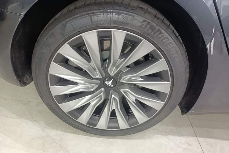 Used Tesla Model 3 2025 Rear-Wheel-Drive Version Right Rear Wheel Hub