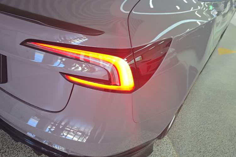 Used Tesla Model 3 2025 Long-Range All-Wheel-Drive Version Right Rear Taillight