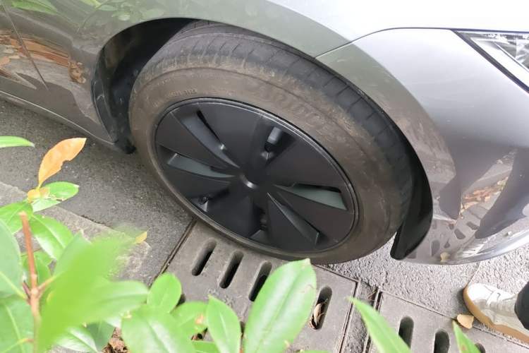 Used Tesla Model 3 2025 Model Long-Range Rear-Wheel-Drive Version Right Front Wheel Hub