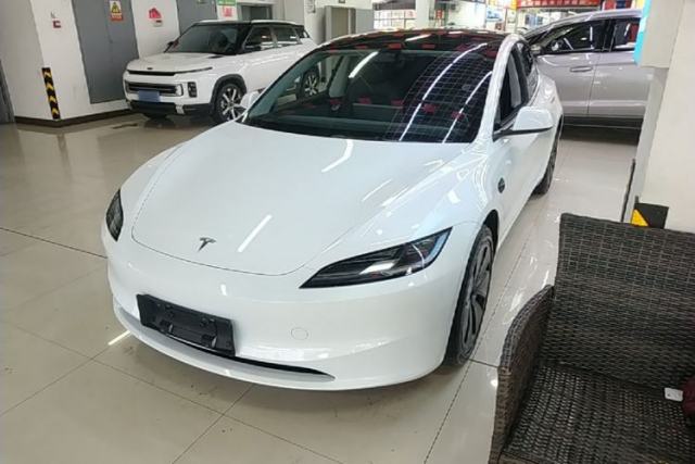 Ojetý Tesla Model 3 2025 Rear-Wheel-Drive Version