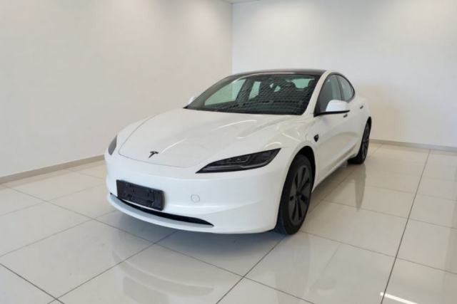 Ojetý Tesla Model 3 2025 Model Revised Long-Range Rear-Wheel-Drive Version
