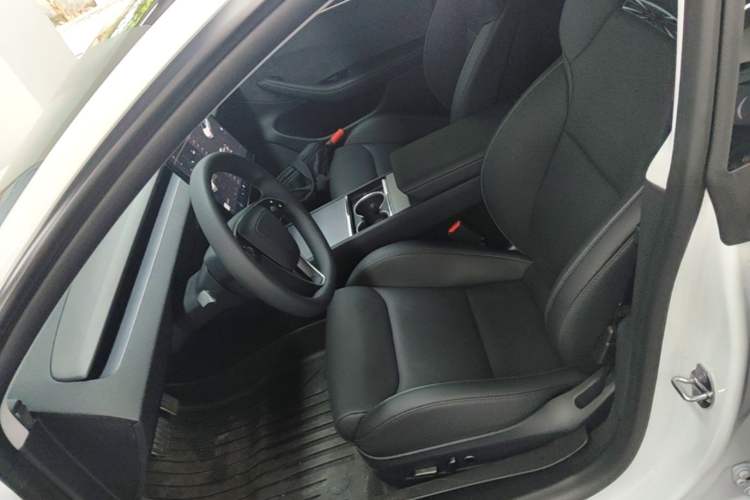 Used Tesla Model 3 2025 Model High-Performance All-Wheel-Drive Version Left Front Seat
