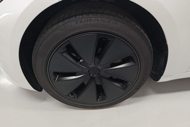 Used Tesla Model 3 2025 Long-Range All-Wheel-Drive Version Left Front Wheel Hub