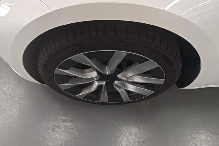 Used Tesla Model 3 2025 Model Revised Rear-Wheel-Drive Version Left Front Wheel Hub