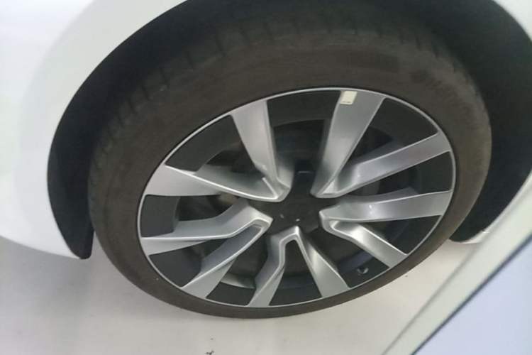 Used Tesla Model 3 2025 Model Revised Long-Range Rear-Wheel-Drive Version Left Front Wheel Hub