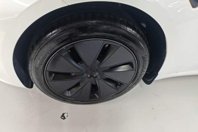 Used Tesla Model 3 2025 Model Revised Long-Range Rear-Wheel-Drive Version Left Front Wheel Hub