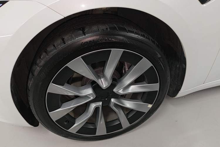 Used Tesla Model 3 2025 Model Revised Long-Range Rear-Wheel-Drive Version Left Front Wheel Hub