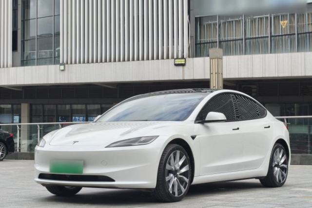 Ojetý Tesla Model 3 2025 Model Revised Long-Range Rear-Wheel-Drive Version