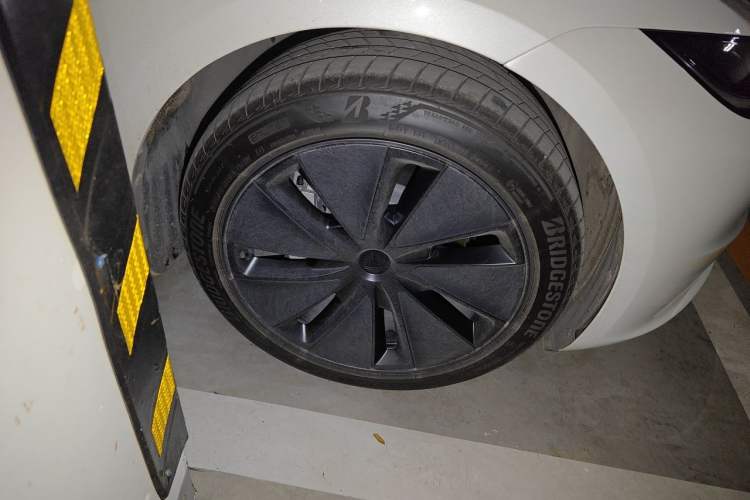 Used Tesla Model 3 2025 Long-Range All-Wheel-Drive Version Right Front Wheel Hub