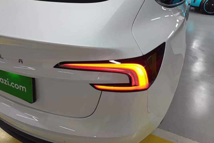 Used Tesla Model 3 2025 Long-Range All-Wheel-Drive Version Right Rear Taillight
