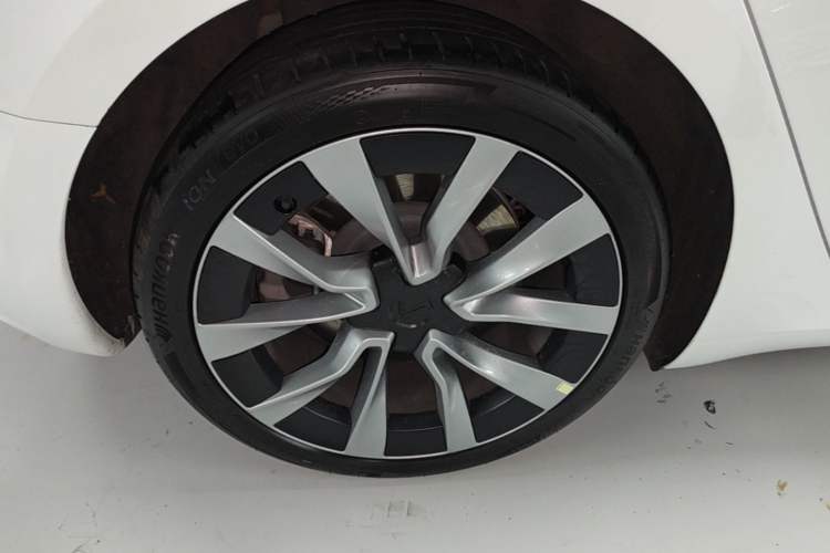 Used Tesla Model 3 2025 Model Revised Long-Range Rear-Wheel-Drive Version Right Rear Wheel Hub