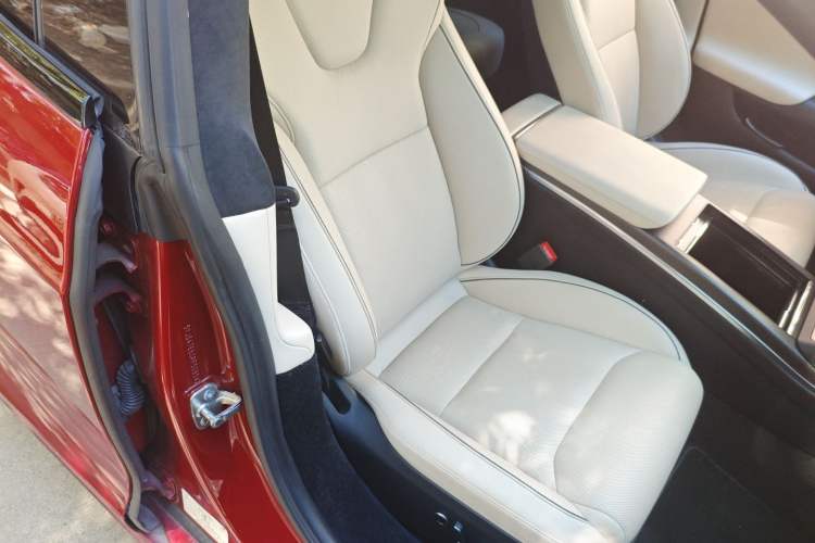 Used Tesla Model S 2023 Three-Motor All-Wheel-Drive Plaid Version Right Front Seat