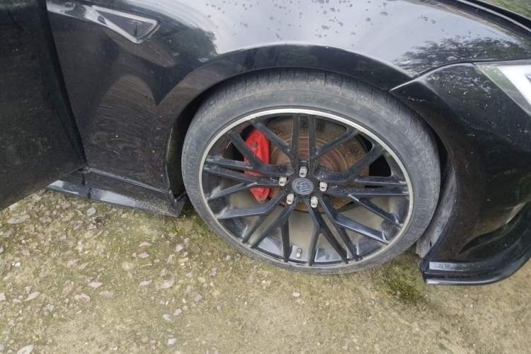 Used Tesla Model S  Right Front Wheel Hub