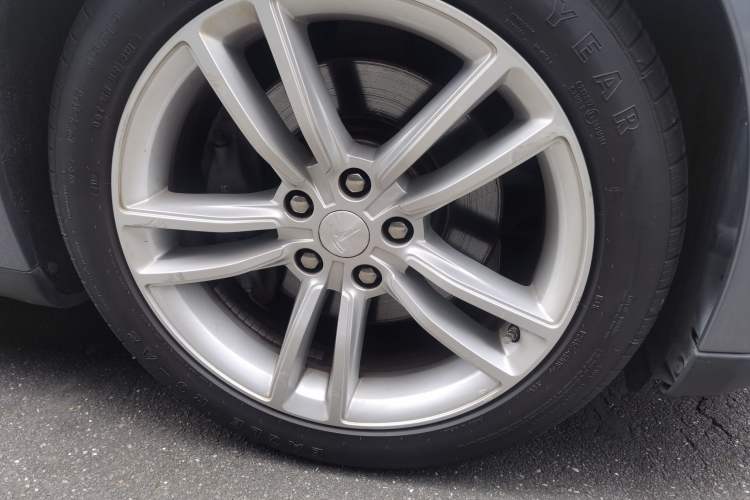 Used Tesla Model S 2014 S 85 Right Front Wheel Hub
