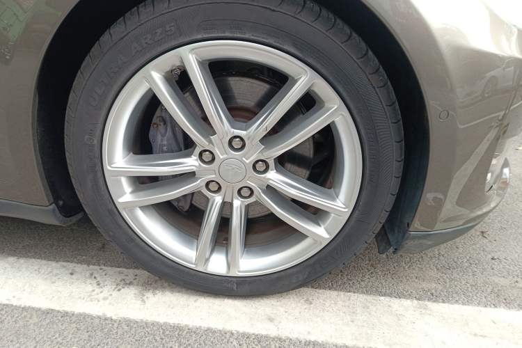 Used Tesla Model S 2015 S 70D Right Front Wheel Hub