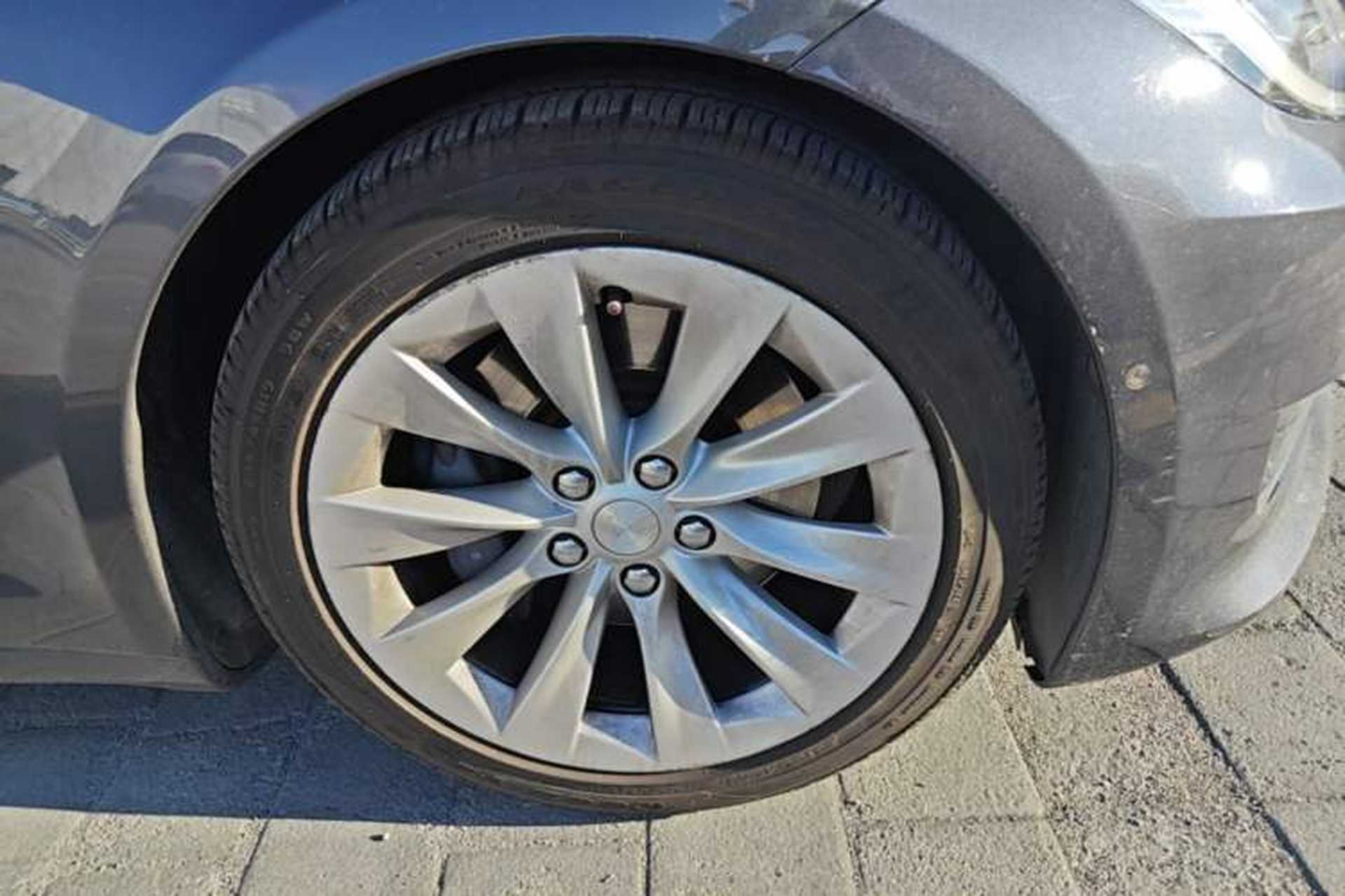Used Tesla Model S 2016 S 75D Right Front Wheel Hub