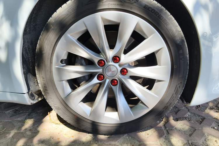 Used Tesla Model S  Right Front Wheel Hub