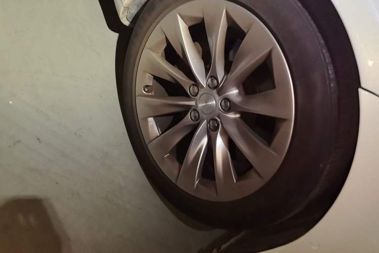 Used Tesla Model S 2016 S 75D Right Front Wheel Hub