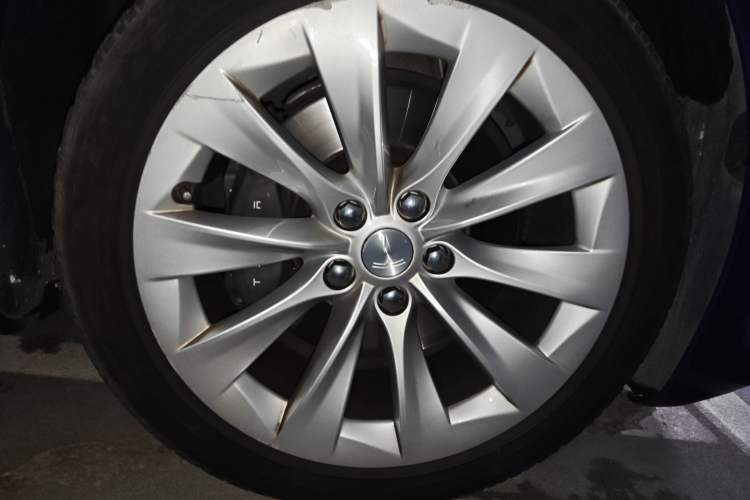 Used Tesla Model S 2017 S 75D Standard Range Edition Right Front Wheel Hub