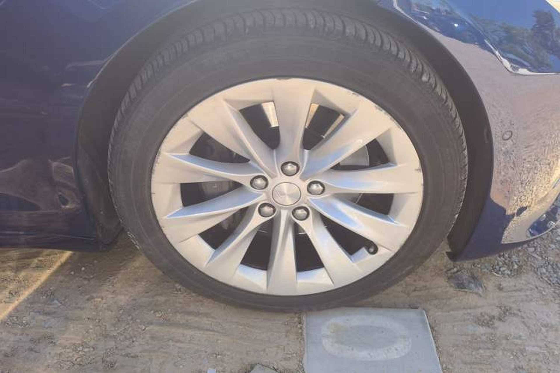 Used Tesla Model S 2017 S 75D Standard Range Edition Right Front Wheel Hub
