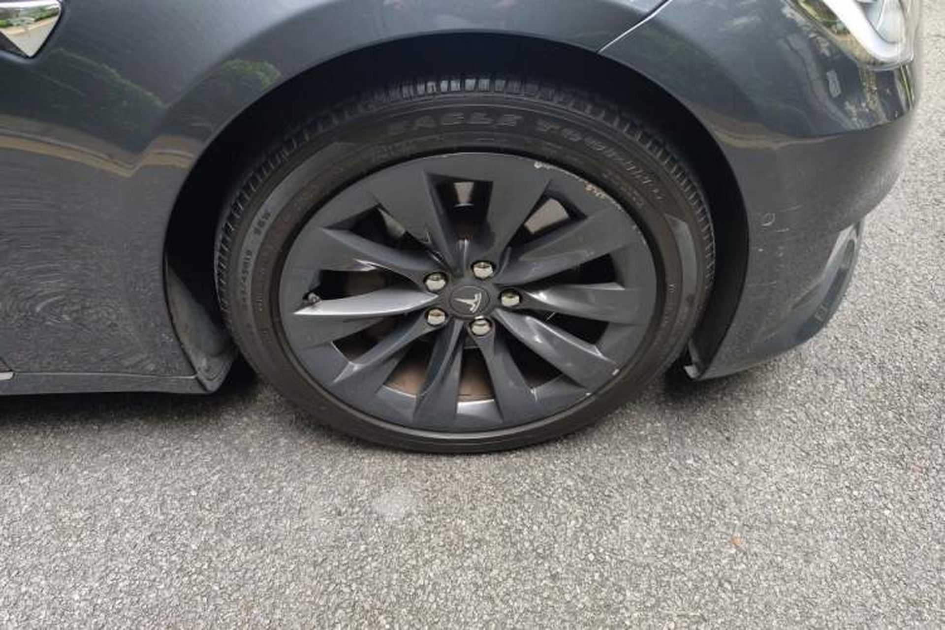 Used Tesla Model S 2017 S 100D Long Range Edition Right Front Wheel Hub
