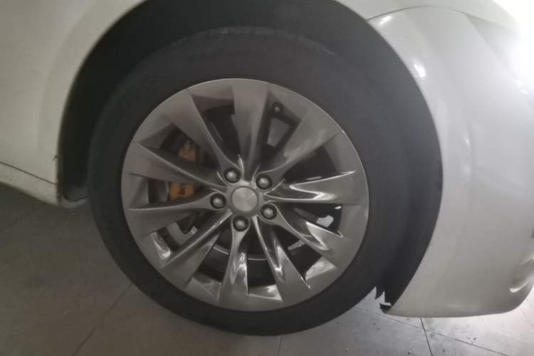Used Tesla Model S 2017 S 75D Standard Range Edition Right Front Wheel Hub