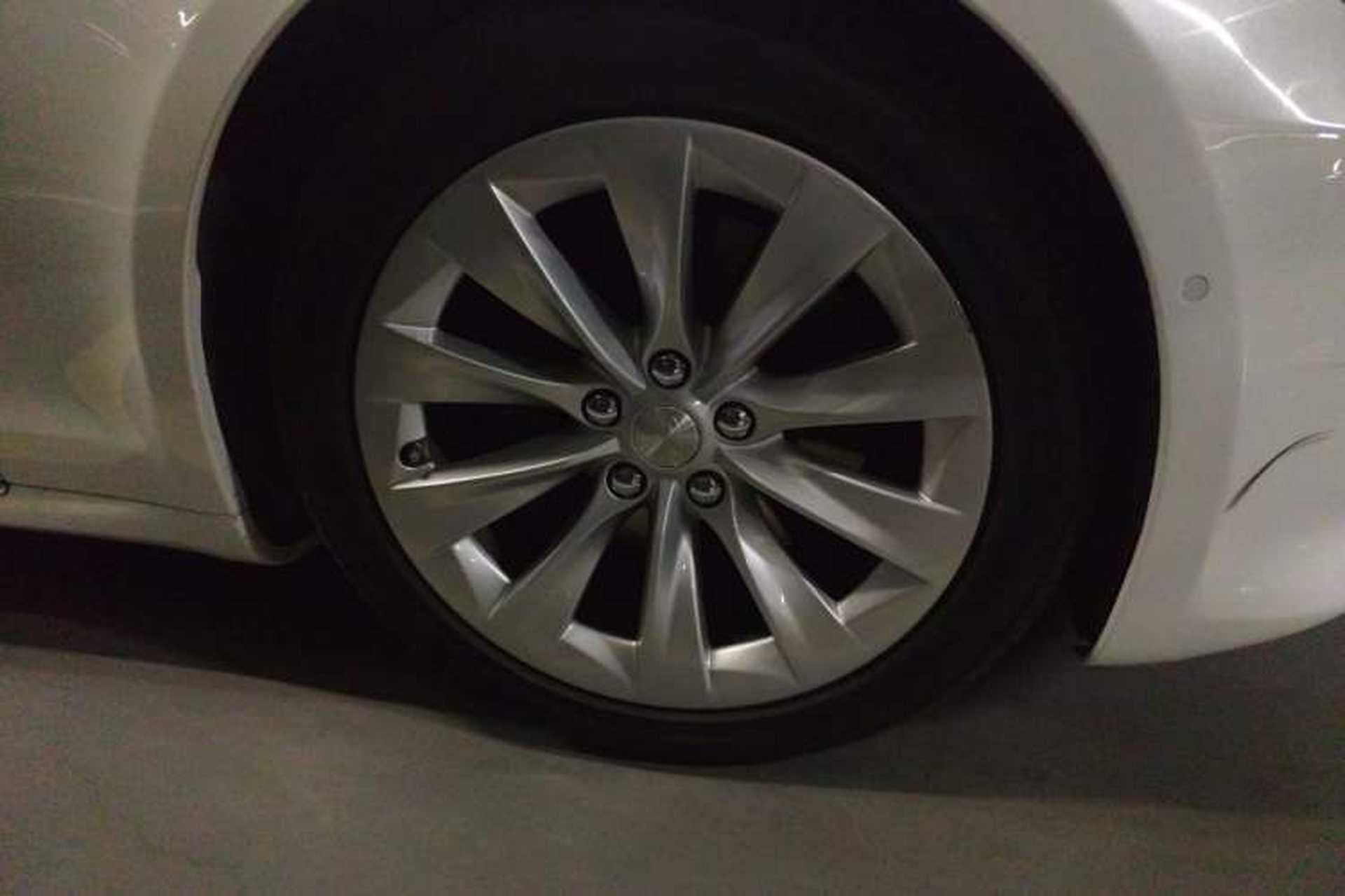 Used Tesla Model S 2017 S 100D Long Range Edition Right Front Wheel Hub