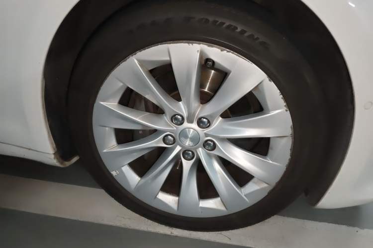 Used Tesla Model S 2017 S 100D Long Range Edition Right Front Wheel Hub