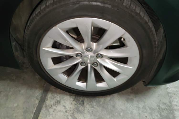 Used Tesla Model S 2019 Long-Range Version Right Front Wheel Hub