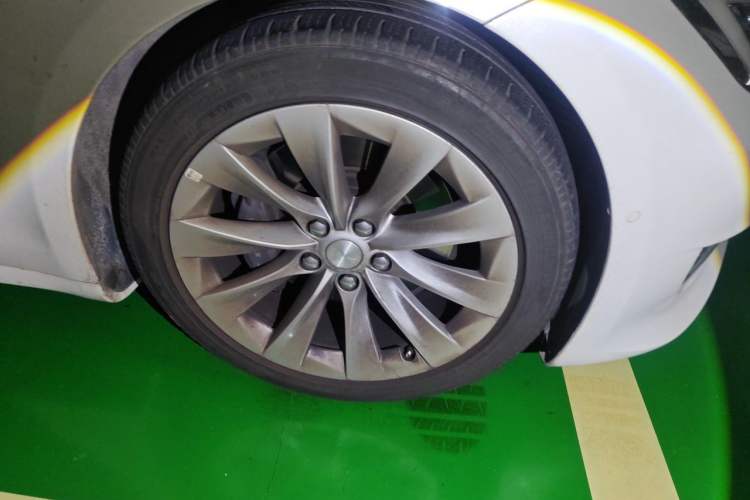 Used Tesla Model S 2019 Long-Range Version Right Front Wheel Hub