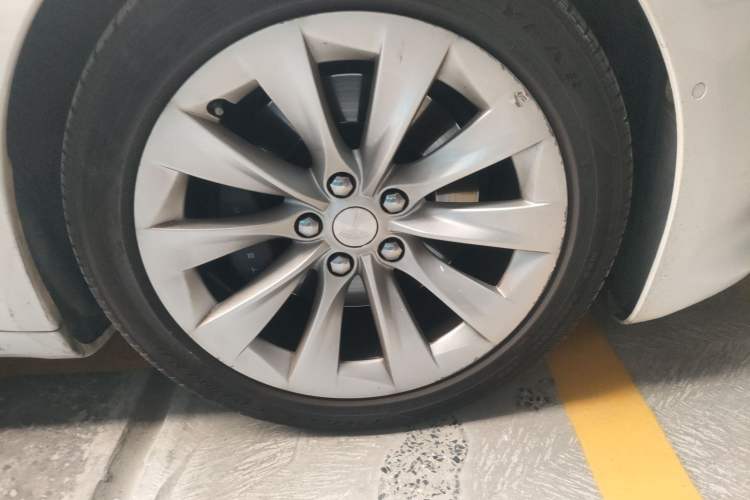 Used Tesla Model S 2019 Standard Range Version Right Front Wheel Hub