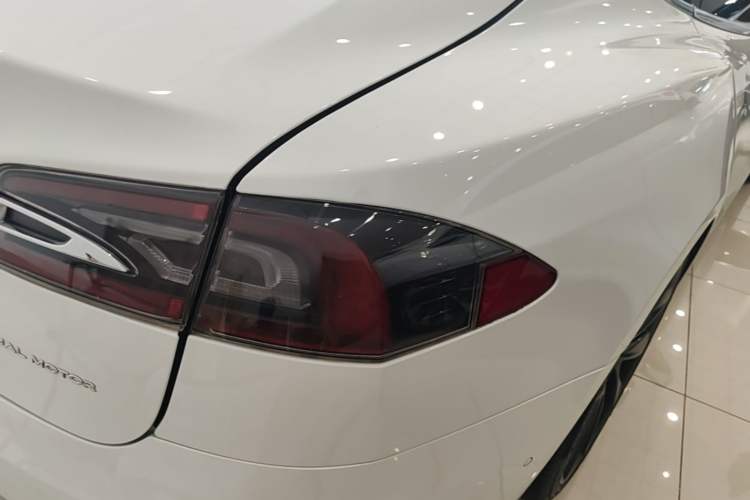 Used Tesla Model S 2019 Long-Range Version Right Rear Taillight