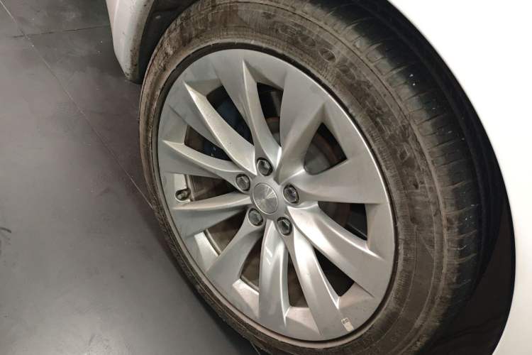 Used Tesla Model S 2019 Long-Range Version Right Rear Wheel Hub