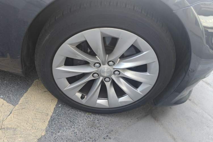 Used Tesla Model S 2020 Long-Range Upgrade Version Right Front Wheel Hub