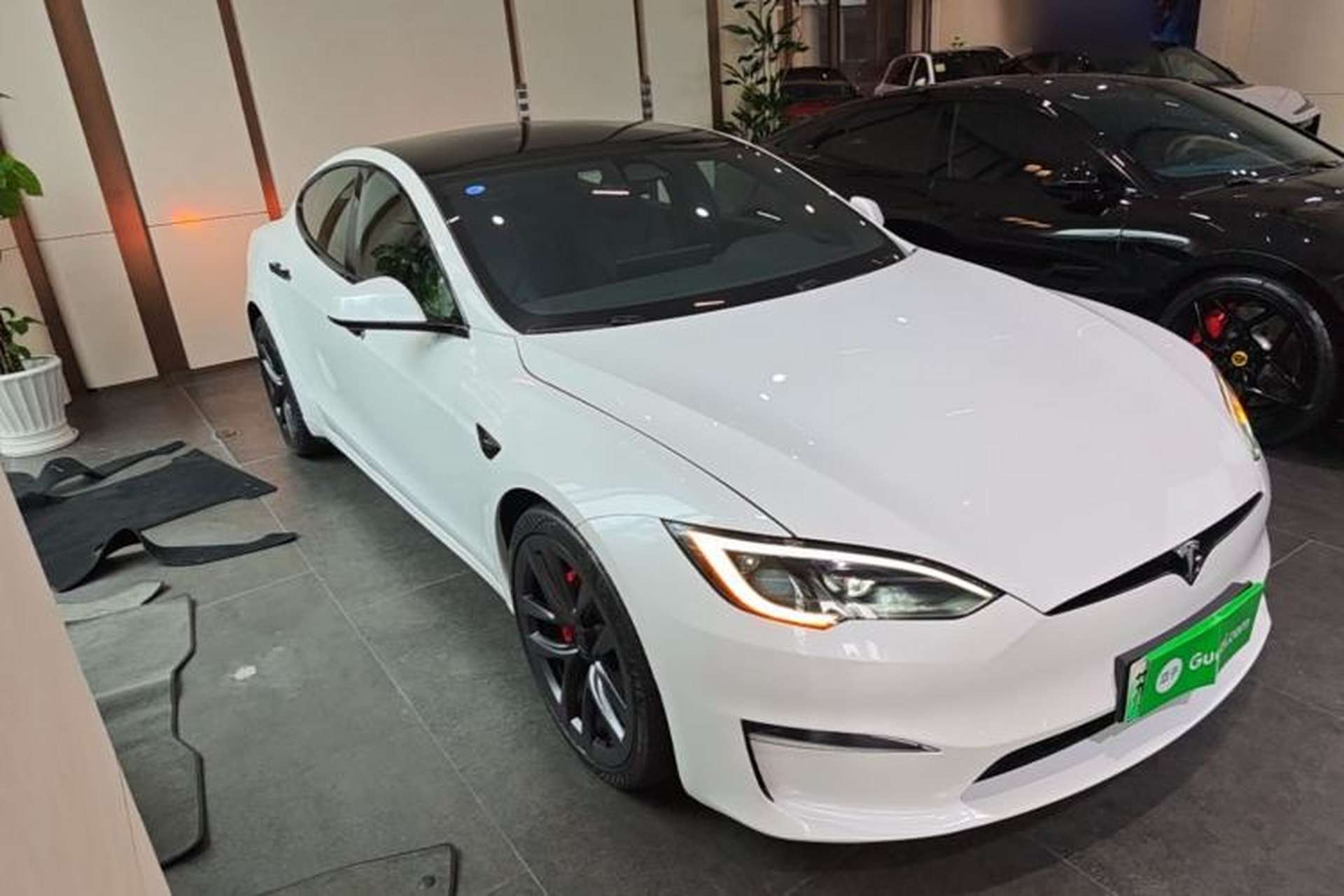 Used Tesla Model S 2023 Three-Motor All-Wheel-Drive Plaid Version Front Right 45 Deg
