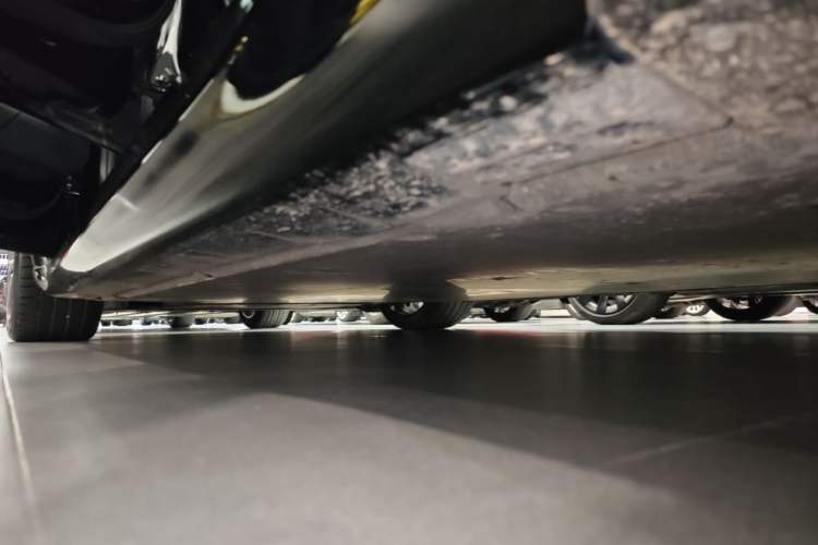 Used Tesla Model S 2023 Three-Motor All-Wheel-Drive Plaid Version Left Side Sill