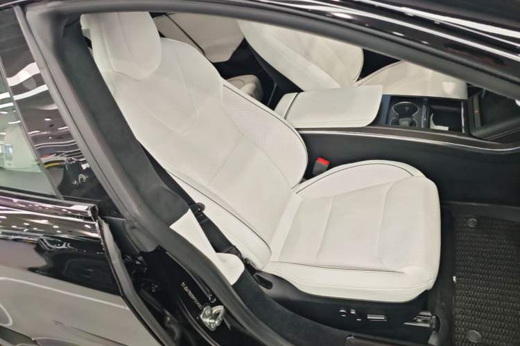 Used Tesla Model S 2023 Three-Motor All-Wheel-Drive Plaid Version Right Front Seat