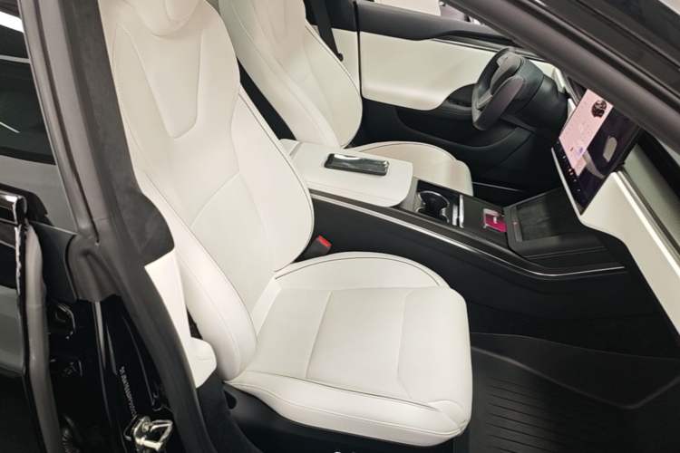 Used Tesla Model S 2023 Three-Motor All-Wheel-Drive Plaid Version Right Front Seat