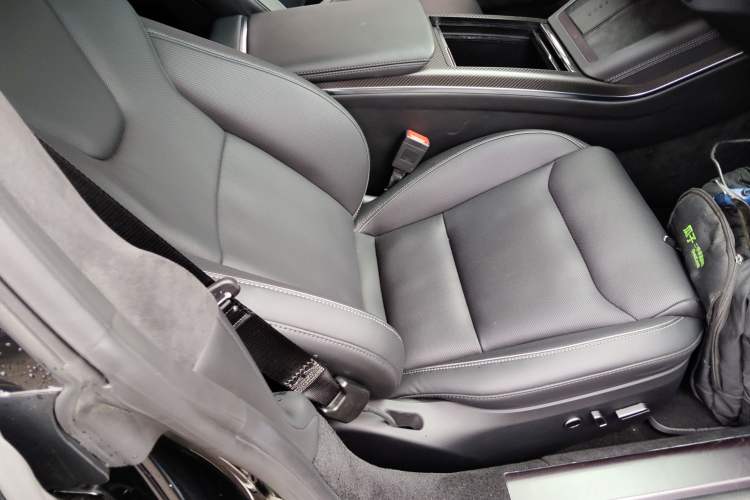 Used Tesla Model S 2023 Three-Motor All-Wheel-Drive Plaid Version Right Front Seat