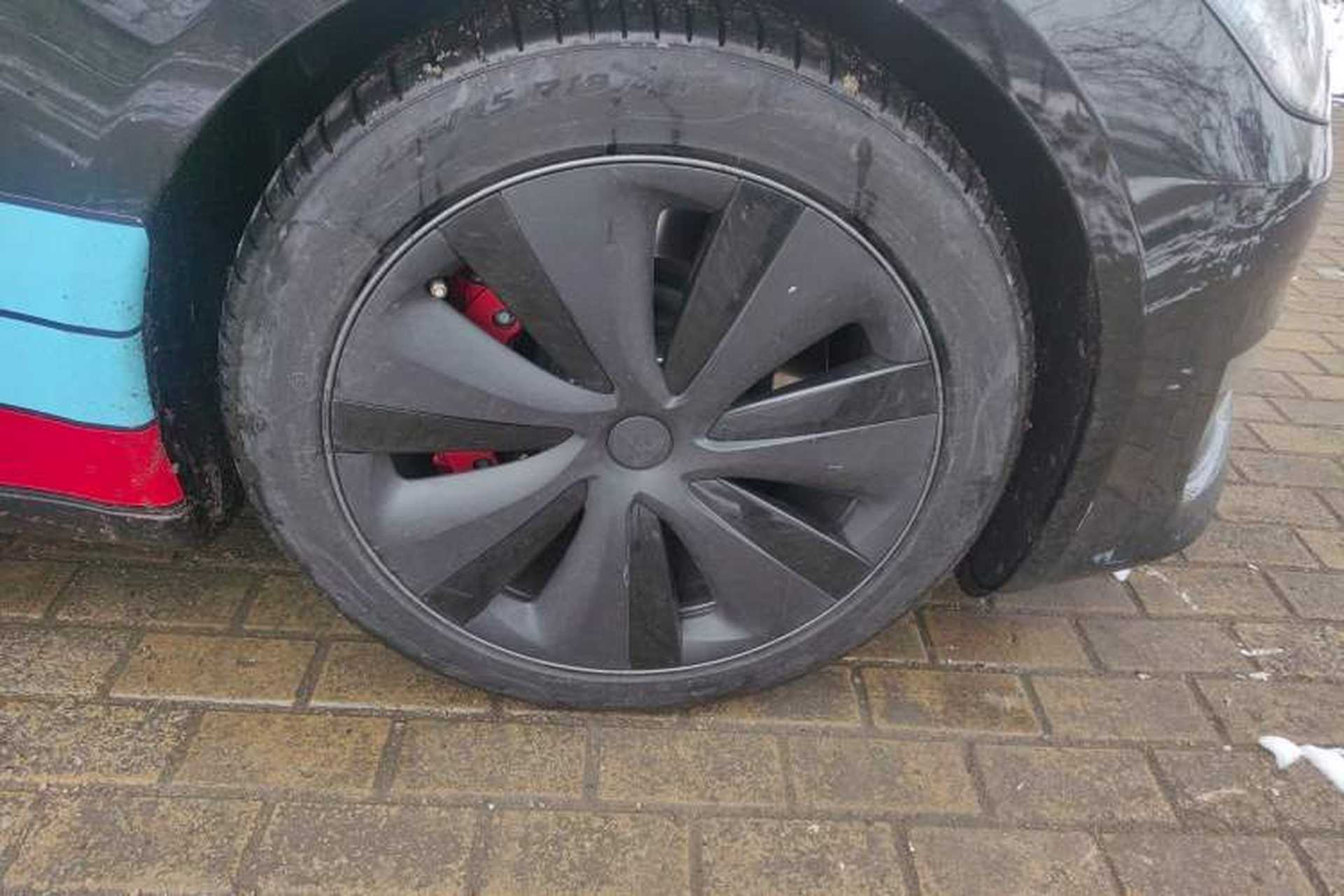 Used Tesla Model S 2023 Three-Motor All-Wheel-Drive Plaid Version Right Front Wheel Hub