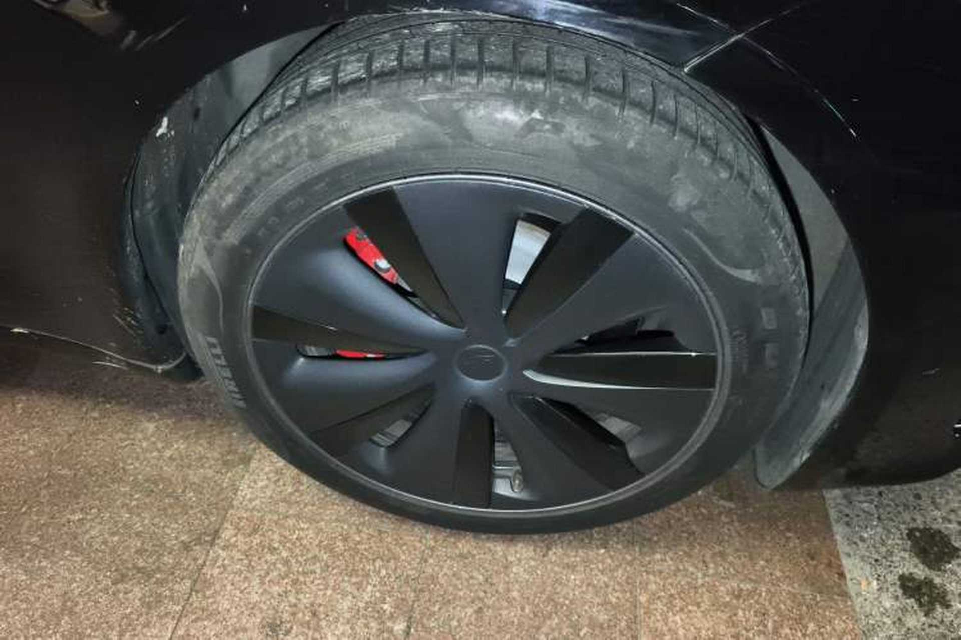 Used Tesla Model S 2023 Three-Motor All-Wheel-Drive Plaid Version Right Front Wheel Hub